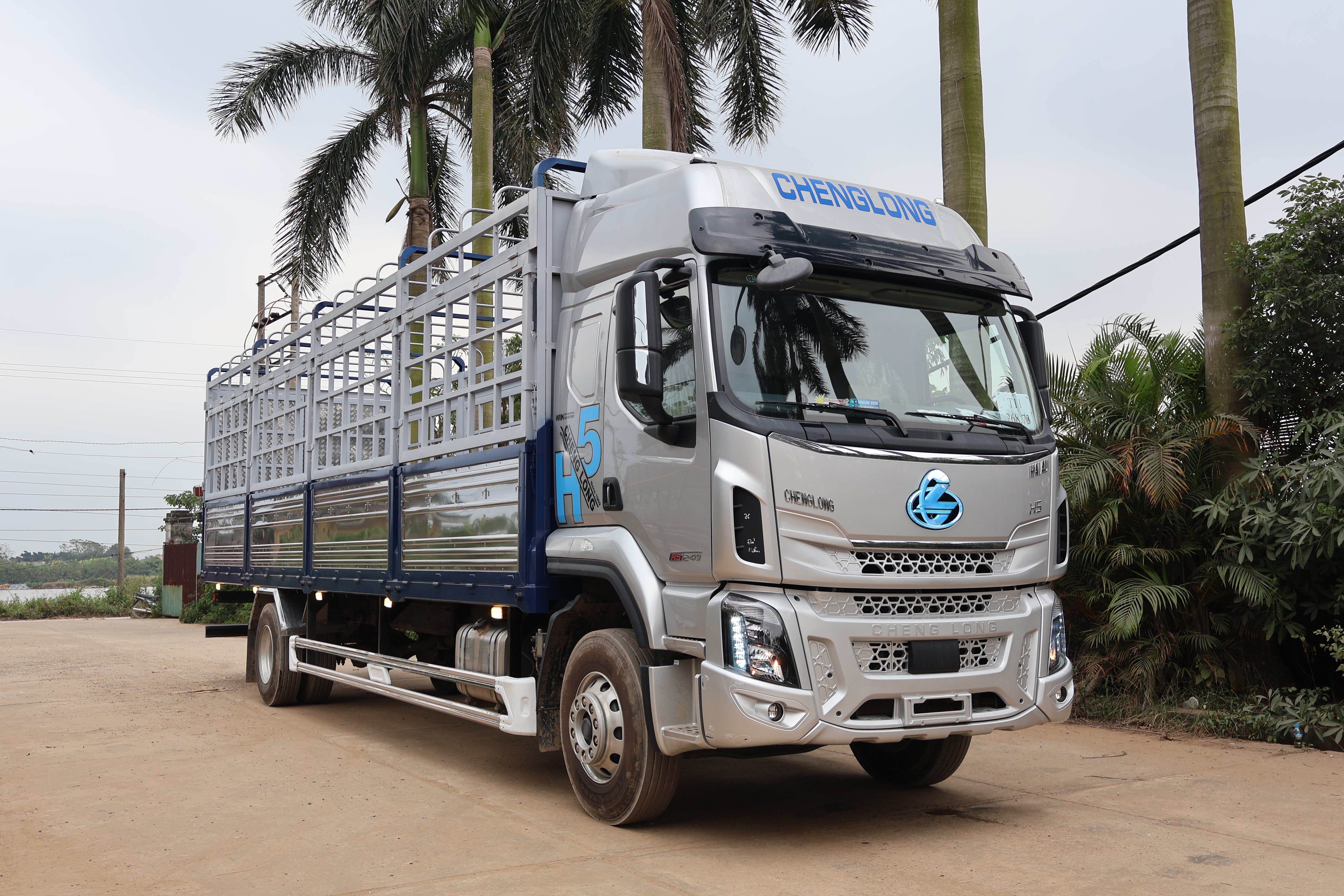 Xe tải trung Chenglong H5 240 HP thùng mui bạt dài 9,9m